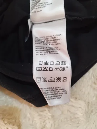 Camiseta Levi's Negra con Raya Roja