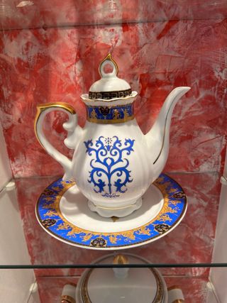 Cafetera de porcelana con plato