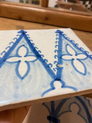 Dos azulejos catalanes antiguos estilo gótico