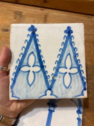 Dos azulejos catalanes antiguos estilo gótico