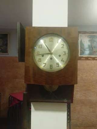 Reloj de madera antiguo con péndulo