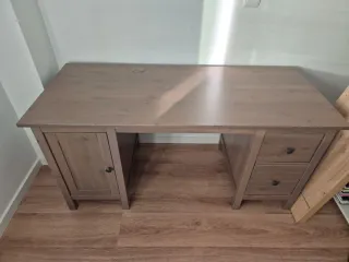 Escritorio de madera marrón