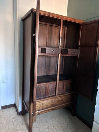Armario oriental antiguo de madera maciza