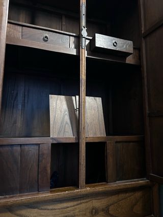 Armario oriental antiguo de madera maciza