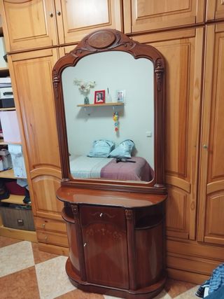 Mueble recibidor de madera con espejo