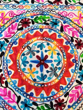 Tapiz bordado artesano de India.