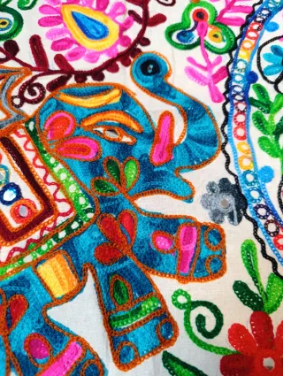 Tapiz bordado artesano de India.