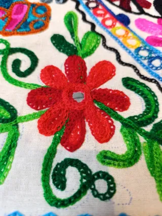 Tapiz bordado artesano de India.