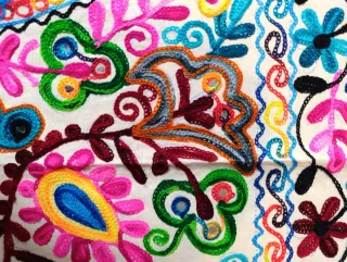 Tapiz bordado artesano de India.