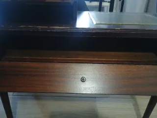 Mesita antigua de madera y piel