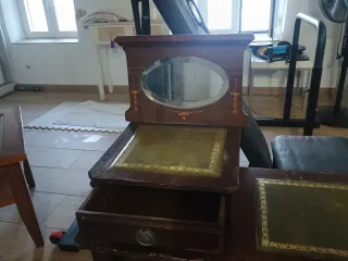 Mesita antigua de madera y piel