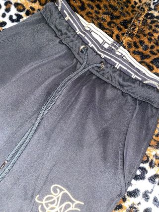 Pantalón chándal Sik Silk negro y dorado