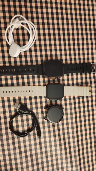 Varios Smartwatches y cargadores