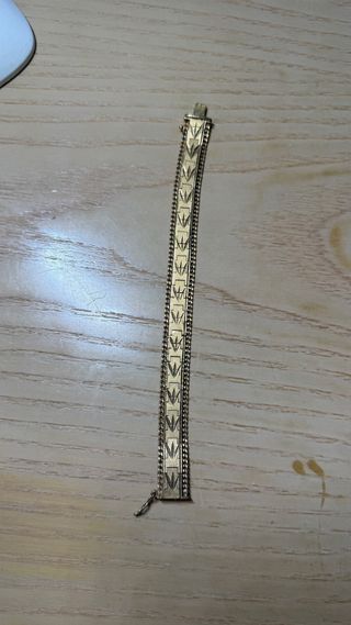 Pulsera bañada en oro con diseño