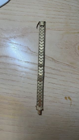 Pulsera bañada en oro con diseño