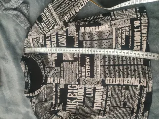 Top estampado periódico grunge