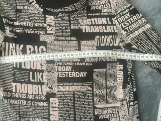 Top estampado periódico grunge