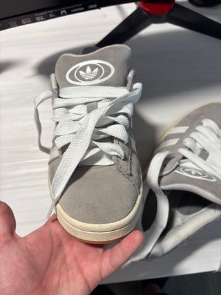 Zapatillas Adidas Grises y Blancas