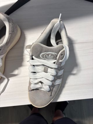 Zapatillas Adidas Grises y Blancas