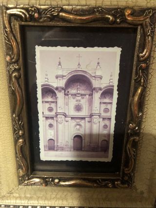 Marco de fotos beige y dorado