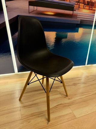 Tengo 4 Silla de diseño negra y madera