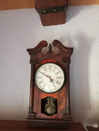 Reloj de pared vintage de madera