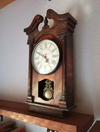 Reloj de pared vintage de madera