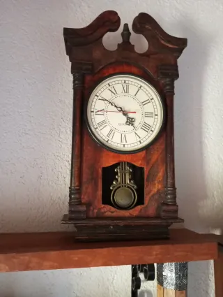 Reloj de pared vintage de madera