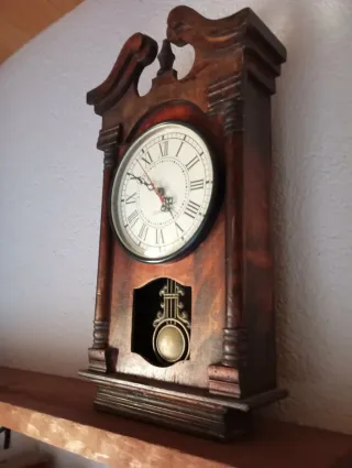 Reloj de pared vintage de madera
