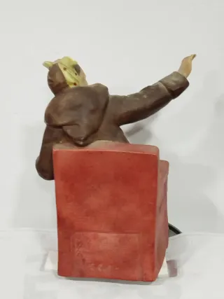 Figura Fraile Silla Roja Cerámica