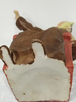 Figura Fraile Silla Roja Cerámica