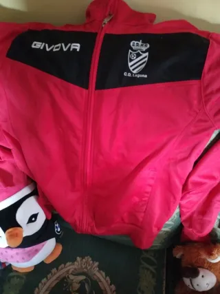 Chaqueta deportiva GIVOVA roja y negra