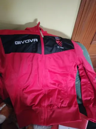 Chaqueta deportiva GIVOVA roja y negra