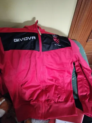 Chaqueta deportiva GIVOVA roja y negra
