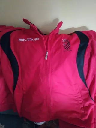 Chaqueta deportiva GIVOVA roja y negra