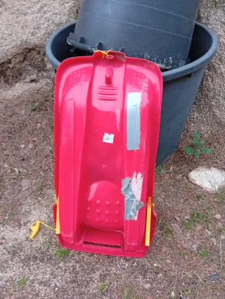 Trineo de nieve rojo con cuerda