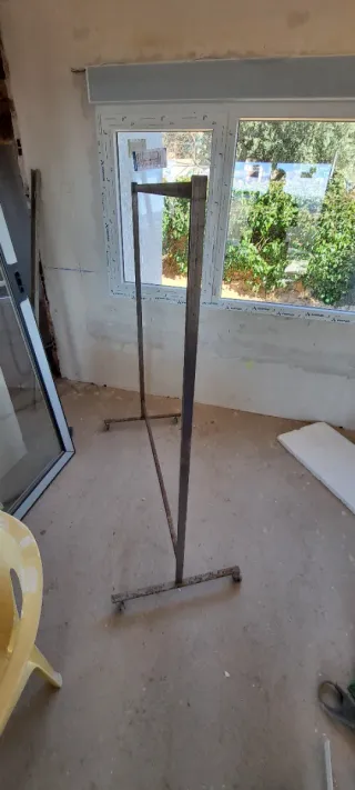 Perchero Metálico con Panel de Cristal