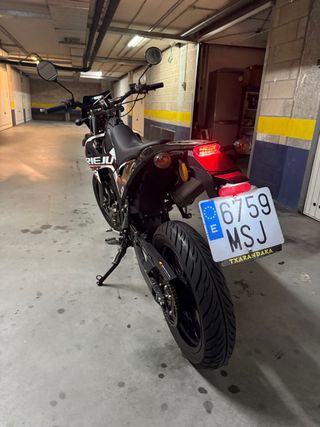 Moto Rieju Supermotard Negra
