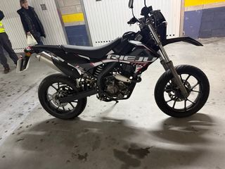 Moto Rieju Supermotard Negra