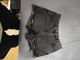 Pantalones cortos vaqueros grises desgastados