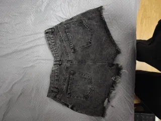 Pantalones cortos vaqueros grises desgastados