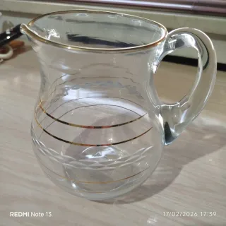 Jarra de cristal antigua con detalles dorados