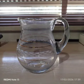 Jarra de cristal antigua con detalles dorados