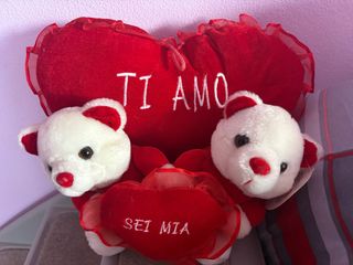 Cuscino a forma di cuore con orsetti