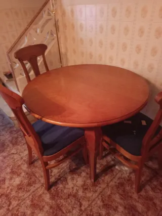 Mesa redonda y 3 sillas de madera