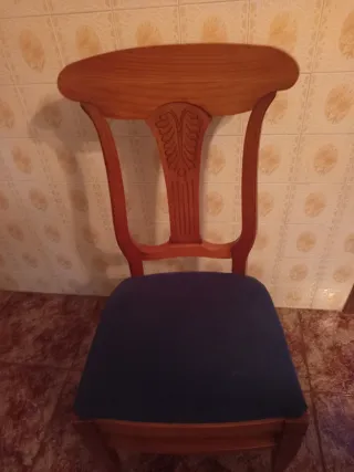 Mesa redonda y 3 sillas de madera