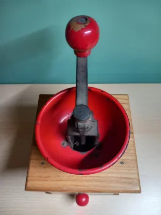 Macinacaffè Vintage in Legno e Metallo Rosso