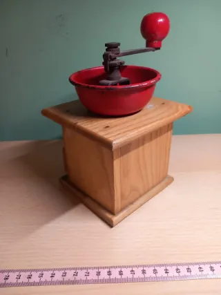 Macinacaffè Vintage in Legno e Metallo Rosso