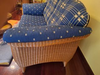 Sofá de ratán y tela azul de sala, dos plazas muy