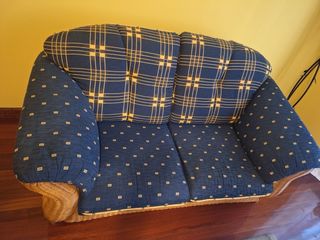 Sofá de ratán y tela azul de sala, dos plazas muy